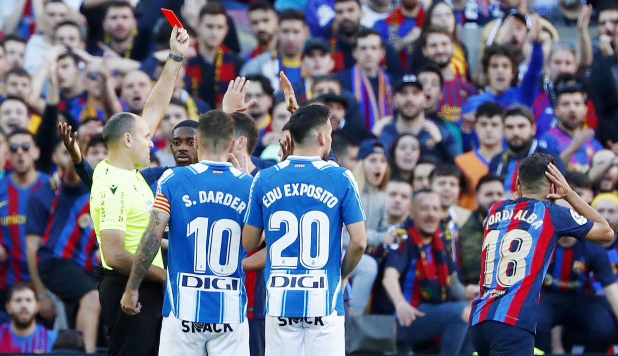 Tensi pertandingan mulai panas jelang akhir pertandingan. Ada dua pemain diusir wasit. Kartu merah pertama diberikan kepada Jordi Alba di menit ke-78. Sementara, Espanyol juga kehilangan Vinicius de Souza di menit ke-81. (AP Photo/Joan Monfort)