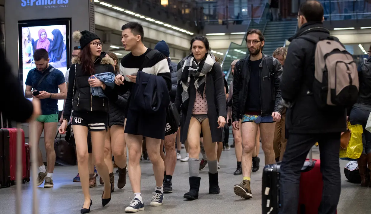Sejumlah penumpang berpartisipasi dalam 'No Pants Subway Ride' di stasiun Kings Cross di pusat kota London, Inggris (8/1). Acara ini dimulai pada tahun 2002 dengan peserta hanya tujuh orang. (AFP Photo/Justin Tallis)