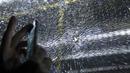 Kondisi kaca pecah pada sebuah bus yang mengangkut wartawan peliput Olimpiade 2016 Rio de Janeiro akibat terkena peluru nyasar. (Reuters/Shannon Stapleton)
