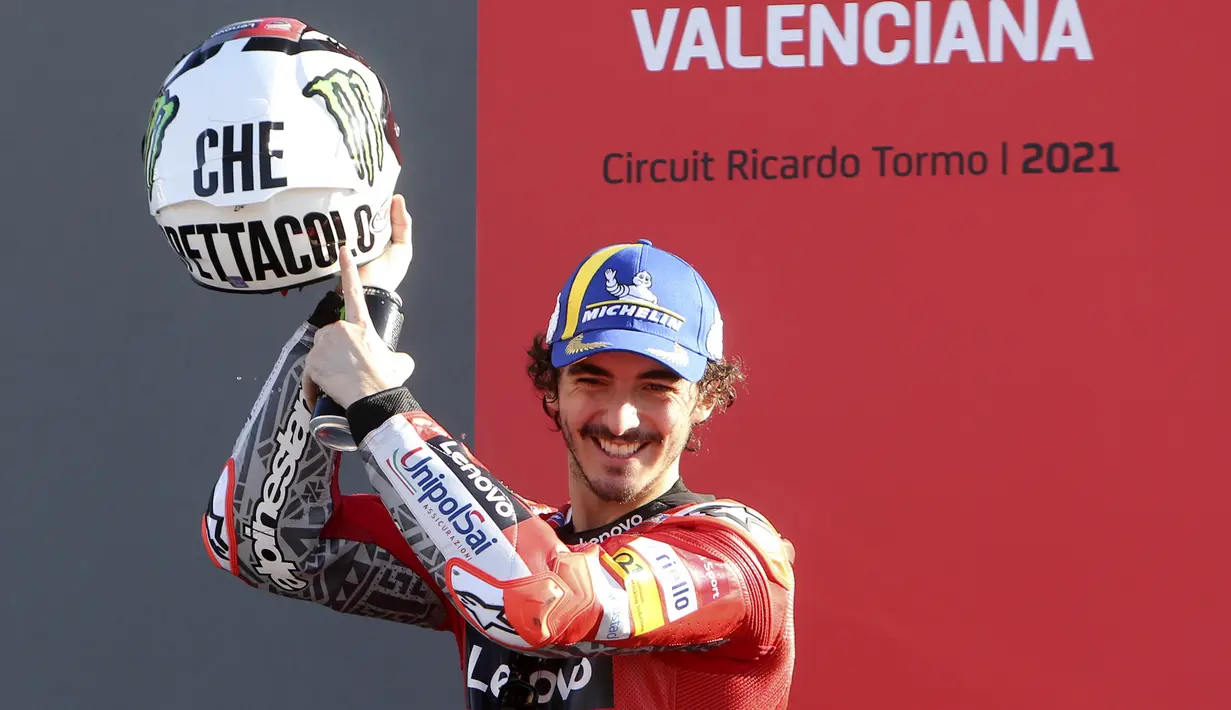 Pembalap Ducati, Francesco Bagnaia sukses finis di posisi pertama usai balapan MotoGP Valencia. Kemenangan tersebut ia dedikasikan untuk Valentino Rossi yang pensiun pada seri terakhir balapan MotoGP 2021. (AP Photo/Alberto Saiz)