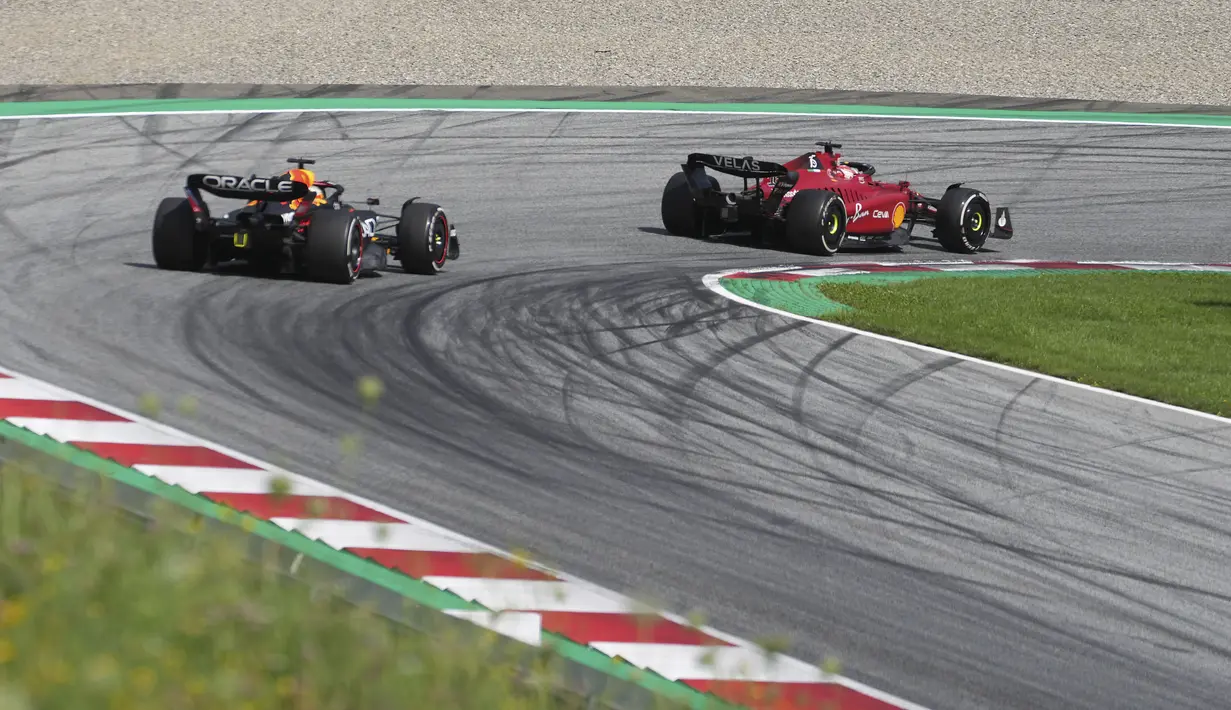 Tiga lap terakhir, Max Verstappen punya keunggulan kecepatan mobil, namun Leclerc berhasil mempertahankan posisi pertama dan memenangkan balapan F1 GP Austria. Kekalahan ini membuat Red Bull Racing cukup terpukul. (AP Photo/Matthias Schrader)
