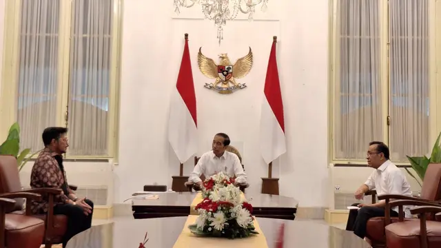 Syahrul Yasin Limpo (kiri) bertemu dengan Presiden Jokowi di Istana, Minggu (8/10/2023)