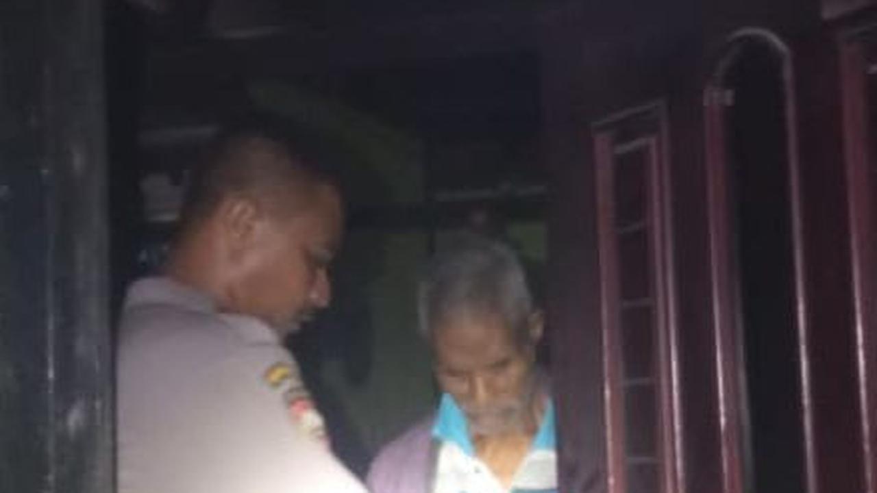 Momen Dramatis Evakuasi Warga Lereng Gunung Lewotobi, Tim SAR Gendong Lansia Menembus Hutan ke Pengungsian
