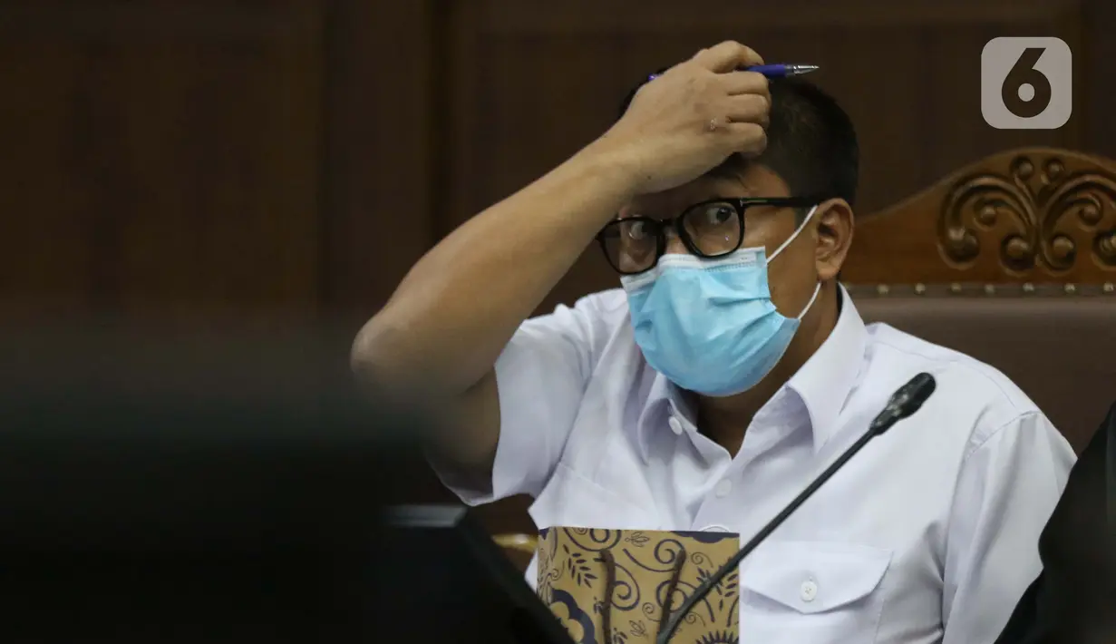 Terdakwa kasus dugaan suap penghapusan red notice atas nama Djoko S Tjandra, Brigjen (Pol) Prasetijo Utomo menjalani sidang lanjutan di Pengadilan Tipikor Jakarta, Senin (16/11/2020). Sebelumnya, Prasetijo didakwa menerima uang suap USD 150.000 dari Djoko S Tjandra. (Liputan6.com/Helmi Fithriansyah)