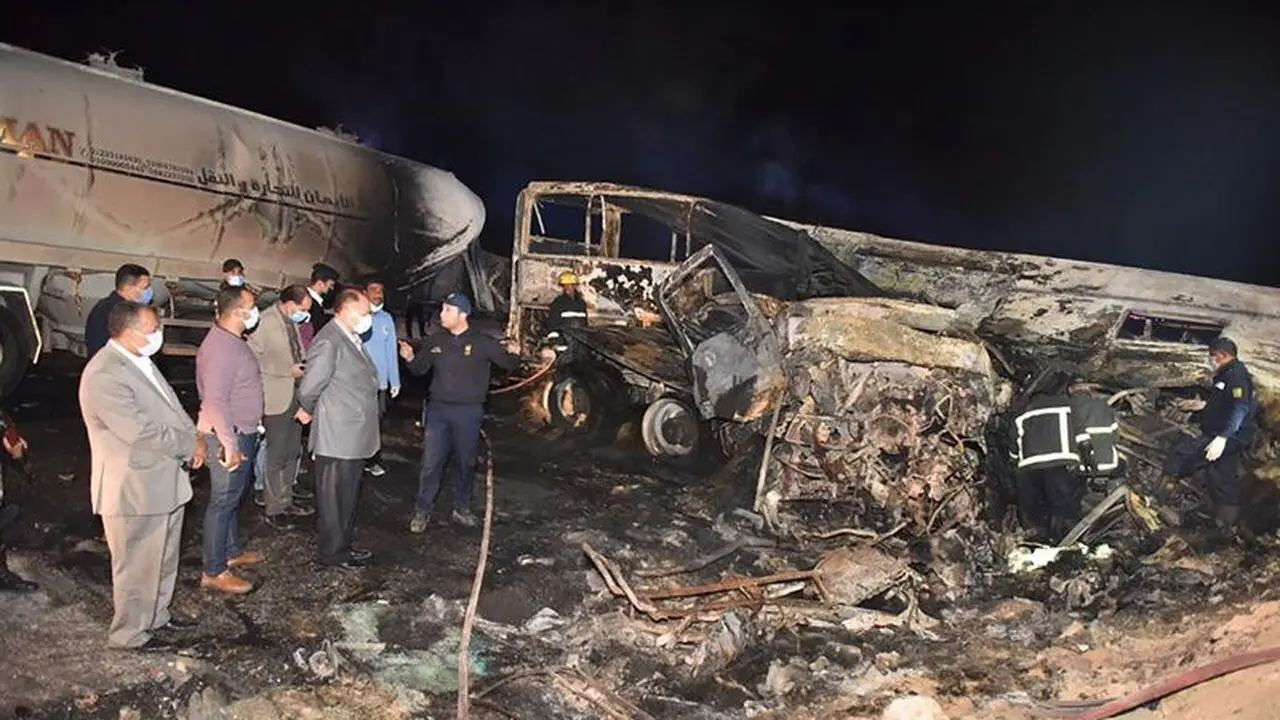 Kecelakaan bus dekat kota Assiut, Mesir. 21 orang tewas.