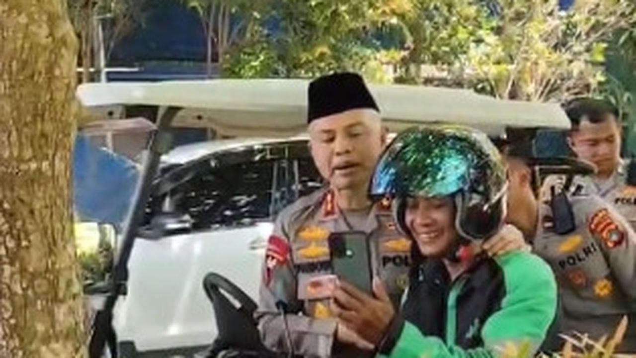 Asyik Sedang Video Call dengan Sang Istri, Ojol Ini Kaget Tiba-tiba Disamperi Jendral Polisi