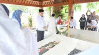 Bersama pihak RSUP Fatmawati, Kemenkes melaksanakan upacara tabur bunga di makam pendiri rumah sakit tersebut yakni Hj. Fatmawati Sukarno di Taman Makam Tokoh Bangsa Karet Bivak, Jakarta.