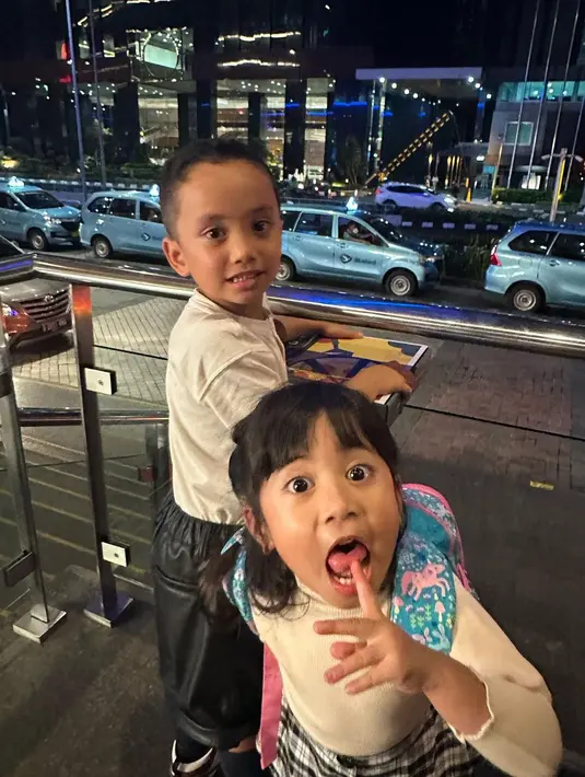 "Setiap ambil rapot abang selalu berlinang air mata, ga bukan ga ngerti, alhamdulillah ngerti!!! Wkwkwk," sambung perempuan kelahiran Jakarta 27 tahun silam. [Instagram/rachelvennya]