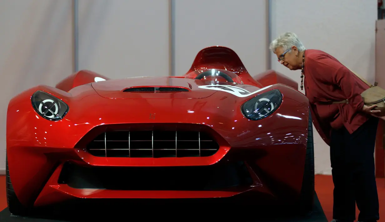 Pengunjung melihat mobil konsep Sbarro Miglia di Essen Motor Show, Jerman, Jumat (27/11).(REUTERS/Ina Fassbender)