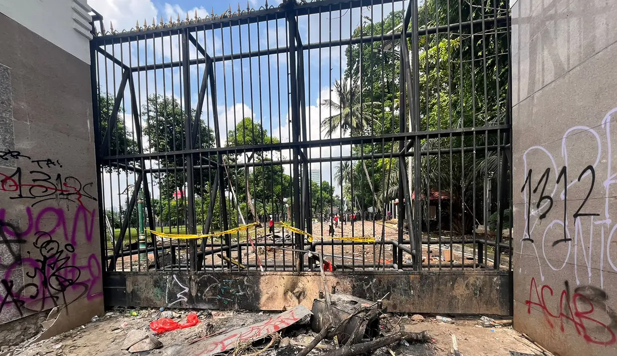 Perubahan aksi massa terjadi setelah seorang pengemudi ojek daring tewas dilindas kendaraan taktis aparat keamanan dari unsur Brigade Mobil (Brimob). (merdeka.com/Arie Basuki)