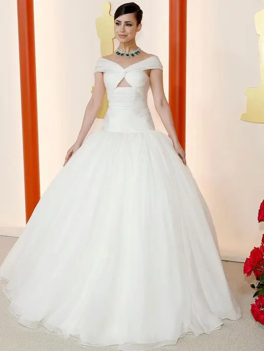 <p>Sofia Carson menjadi salah satu seleb yang banyak menarik perhatian di gelaran Oscar kali ini. Memilih mengenakan gaun drop-waist dari Giambattista Valli, Sofia menambah kesan dramatis pada penampilannya dengan kalung Chopard yang terdiri dari batu zamrud 122,49 karat dan berlian 92,57 karat. Foto: Instagram.</p>