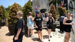 Sejumlah wisatawan asing mengunjungi Monumen Ground Zero Bali untuk memperingati tragedi bom Bali di kawasan Kuta, Bali (12/10). Pengeboman yang terjadi pada malam hari tanggal 12 Oktober 2002 tersebut menelan korban 202 jiwa. (AFP Photo/Sonny Tumbelaka)