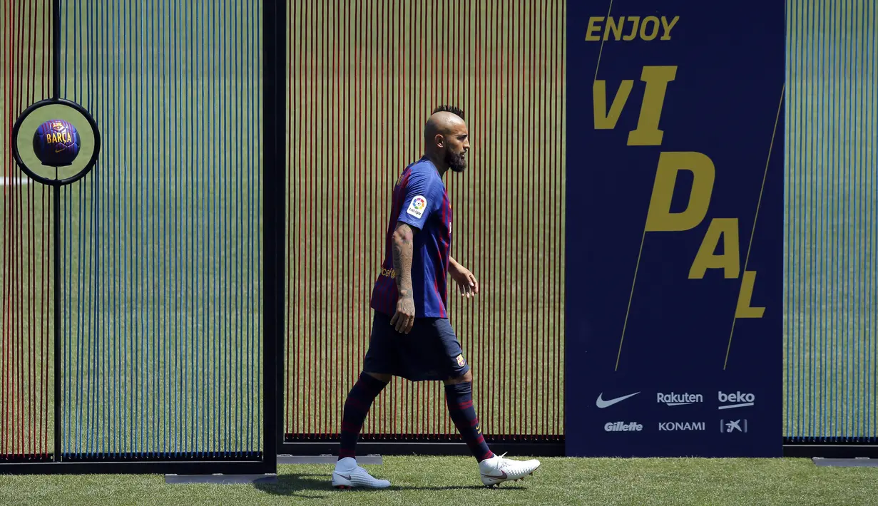 Pemain baru Barcelona, Arturo Vidal, saat perkenalan di Stadion Camp Nou, Senin, (7/8/2018). Barcelona merogoh kocek sebesar 19 juta euro untuk mengamankan jasa pria berkebangsaan Cile itu. (AP/Manu Fernandez)