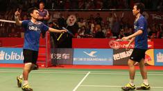 Ekspresi pebulutangkis ganda putra Indonesia, Mohammad Ahsan/Hendra Setiawan, sesaat setelah mengalahkan ganda Korea Selatan, Lee Yong Dae/Yoo Yeon Seong di Istora Gelora Bung Karno, Jakarta. Sabtu (15/8/2015). (Bola.com/Arief Bagus)