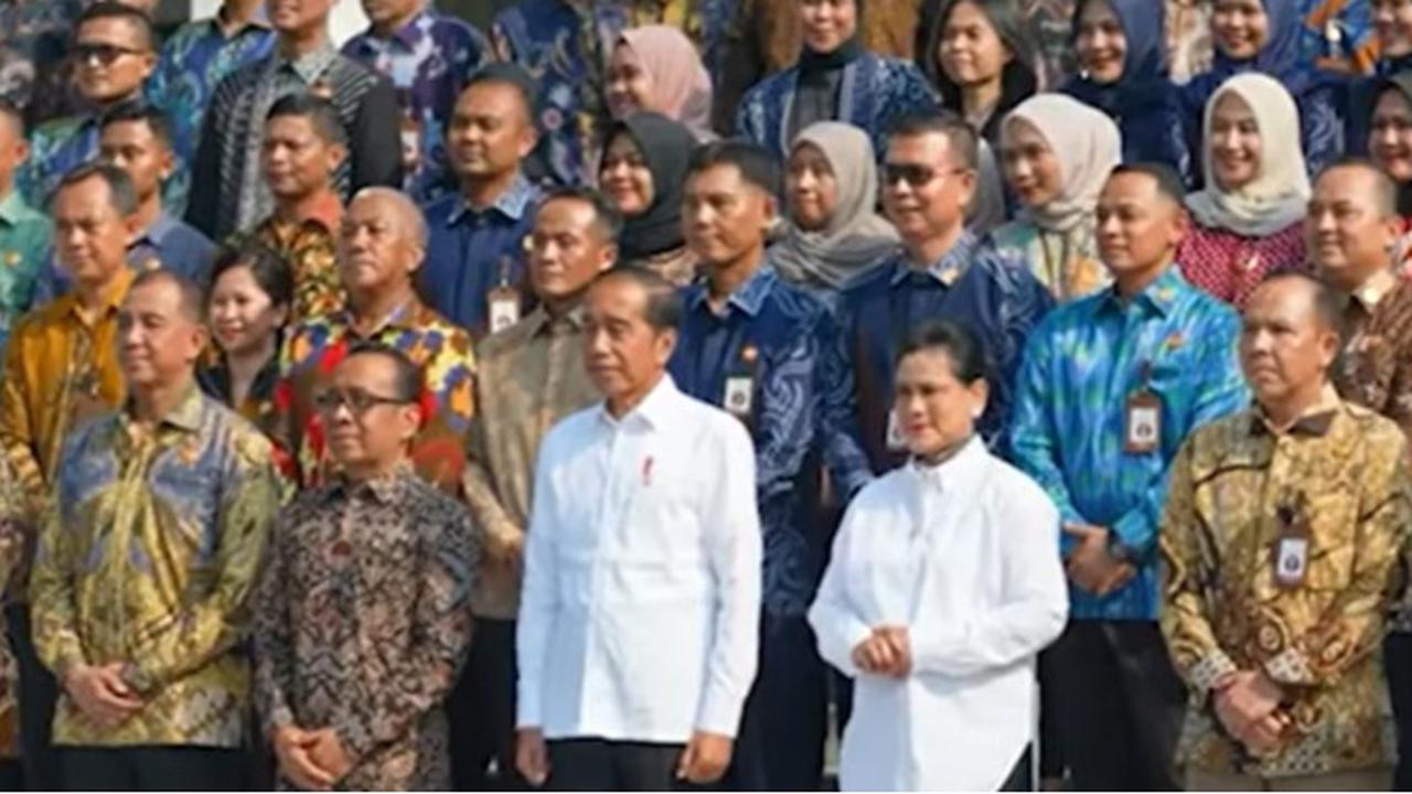 VIDEO: Momen Haru Presiden Jokowi dan Iriana Pamitan di Istana Negara Jelang Purnatugas