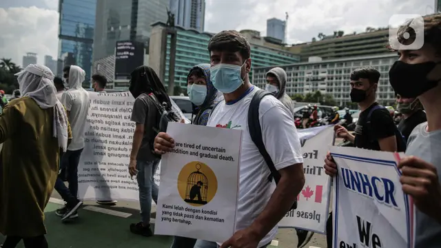 Aksi Imigran Afghanistan Jalan Kaki di Bundaran HI