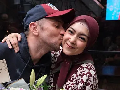 Sebagai pasangan suami istri, Gary Iskak dan Richa Novisha merupakan pasangan yang beberapa tahun belakangan ini selalu tampil harmonis. Saling mendukung satu sama lain, Richa pun setia temani suami saat melawan sebuah penyakit. Beberapa waktu lalu Gary yang terbaring di rumah sakit pun mendapat begitu banyak perhatian dari sang istri. (Liputan6.com/IG/@iskak_gary)