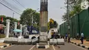 Petugas memasang road barrier beton di sekitar Gedung DPR RI, Jakarta, Kamis (17/10/2019). Polisi kembali menutup sejumlah ruas jalan menuju kawasan Gedung DPR RI guna menjaga kondusifitas jelang pelantikan Presiden dan Wakil Presiden terpilih. (Liputan6.com/JohanTallo)