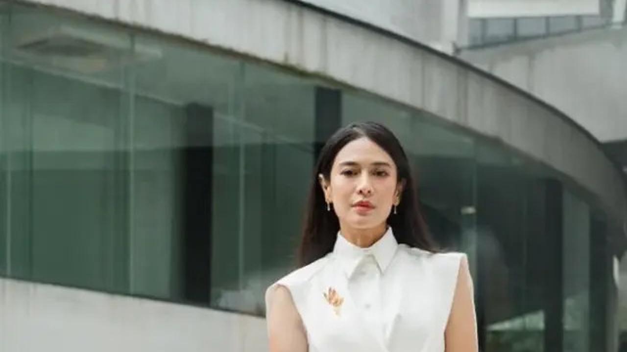 Intip Gaya Dian Sastro Pakai Bros, Jadi Fashion Statement yang Berkarakter
