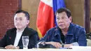Presiden Filipina Rodrigo Duterte (kanan) menyampaikan pidato di Istana Presiden Malacanang, Manila, Kamis (12/3/2020). Filipina melarang pertemuan massal, penutupan sekolah, dan karantina masyarakat di Manila. (Richard Madelo/Malacanang Presidential Photographers Division via AP)