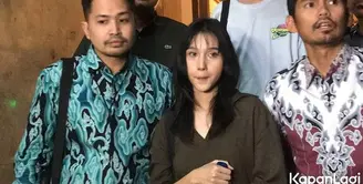 Kasus perceraian Virgoun dan Inara Rusli masih bergulir di Pengadilan Agama Jakarta Barat. Selain proses cerai, Inara Rusli diketahui juga melaporkan sang suami dengan dugaan tuduhan perzinahan. [Foto: KapanLagi.com/Dadan Eka Permana]