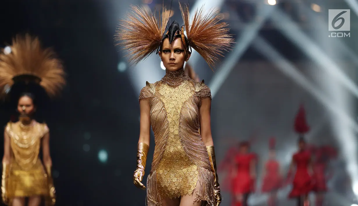 Model membawakan headpiece dan kostum rancangan Rinaldy A. Yunardi pada peragaan tunggal 'Equilibrium' di Jakarta, Rabu (13/12). Dalam pembuatan koleksinya, Rinaldy memanfaatkan bahan seperti jerami hingga plastik daur ulang. (Liputan6.com/Johan Tallo)
