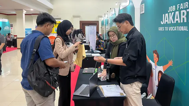 Pencari Kerja di Jakarta Job Fair 2025