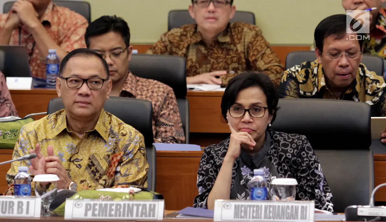 Menteri Keuangan Sri Mulyani (kanan) bersama Gubernur BI Agus Martowardojo saat mengikuti rapat kerja di Kompleks Parlemen, Senayan, Jakarta (5/9). Rapat itu membahas RUU tentang APBN tahun 2018. (Liputan6.com/Johan Tallo)