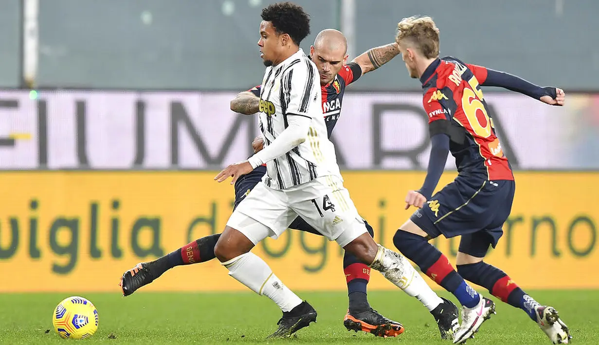 Pemain Juventus Weston McKennie (kiri) menggiring bola saat melawan Genoa pada pertandingan Serie A Italia di Stadion Luigi Ferraris, Genoa, Italia, Minggu (13/12/2020). Juventus menang 3-1, Cristiano Ronaldo mencetak dua gol. (Tano Pecoraro/LaPresse via AP)