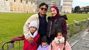 Masih dengan puffy vest hitam, Nina tampil stylish kenakan long sleeve dan hijab burgundy yang serasi [@ninazatulini22]