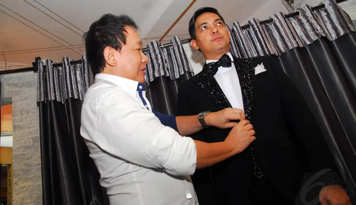 Donnie Ada Band saat fitting baju pernikahan di butik Brutus kawasan Jakarta Barat, Selasa (6/5/14). (Liputan6.com/Miftahul Hayat)