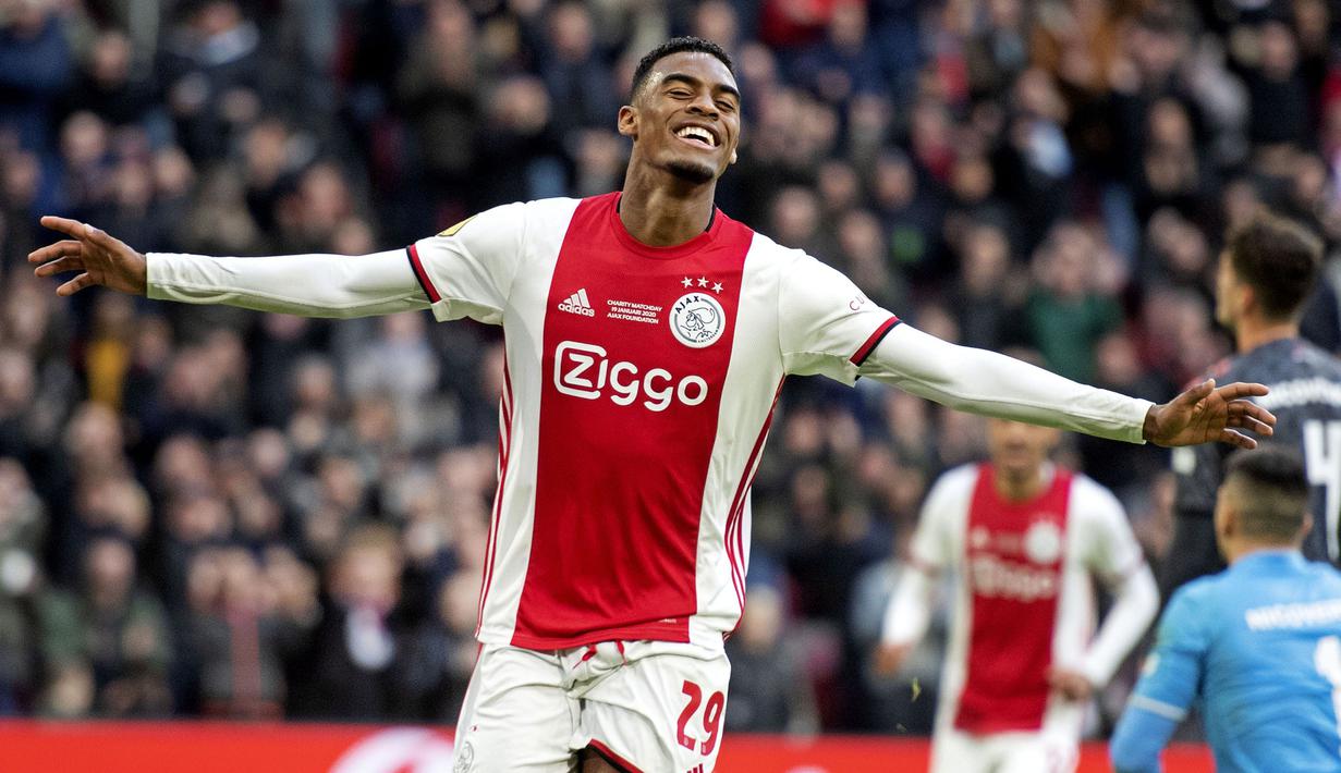 7. Ryan Gravenberch (Ajax) - Ajax sepertinya menjadi klub dengan banyak talenta muda berbakat. Salah satunya Ryan Gravenberch, pemain berusia 18 tahun ini masuk dalam kandidat Golden Boy 2020. (AFP/Maurice van Steen/ANP)