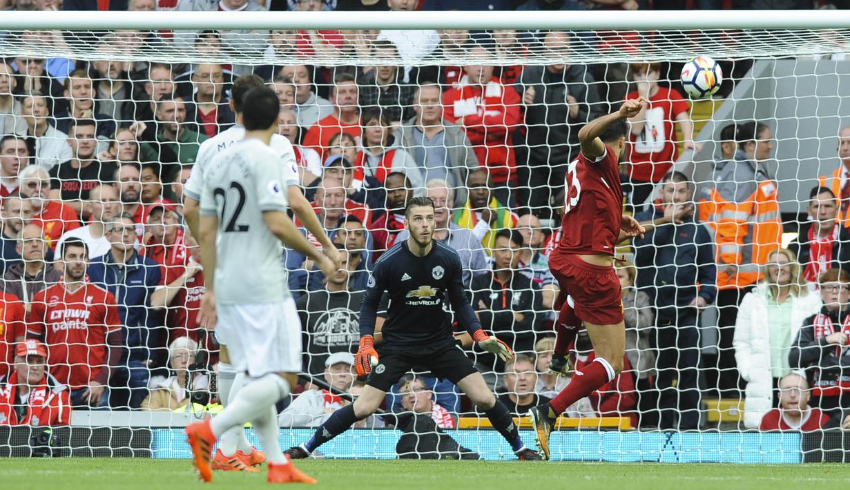 Kiper Manchester United, David de Gea, berusaha mengantisipasi sundulan gelandang Liverpool, Emre Can, pada laga Premier League di Stadion Anfield, Sabtu (14/10/2017). Liverpool bermain imbang 0-0 dengan Manchester United. (AP/Rui Vieira)