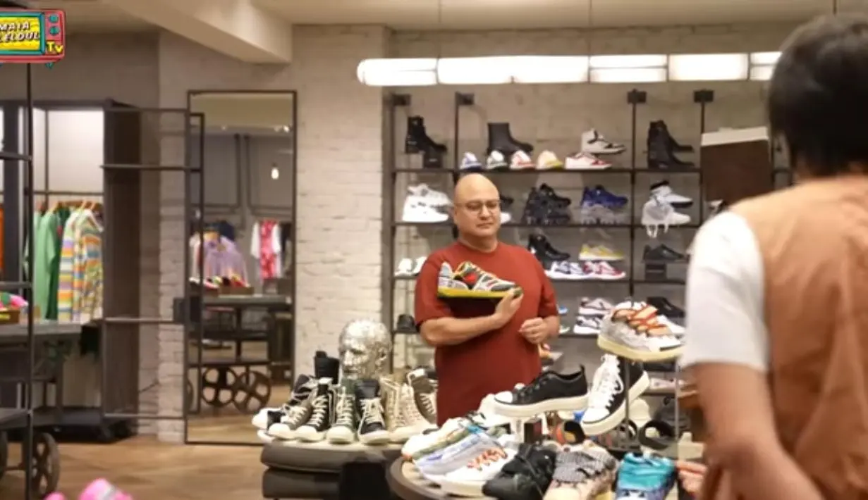 Irwan dinilai sangat menyayangi anak sambungnya. Apalagi saat dia menyuruh El untuk tidak ragu mengambil barang untuk dibeli. (YouTube Maia Aleldul fam tv)