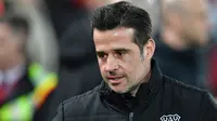 Pelatih Everton asal Portugal, Marco Silva tiba di lapangan sebelum pertandingan Liga Inggris melawan Liverpool di stadion Anfield (4/12/2019).  Everton resmi memecat manajer Marco Silva setelah 18 bulan bertugas di Goodison Park pada 5 Desember 2019. (AFP/Paul Ellis)