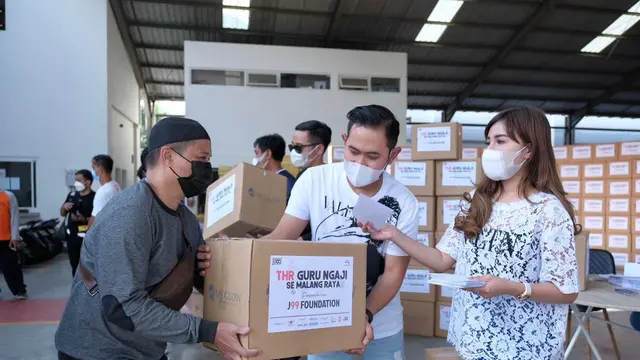 Gilang Widya Pramana dan Shandy Purnamasari Bagikan THR