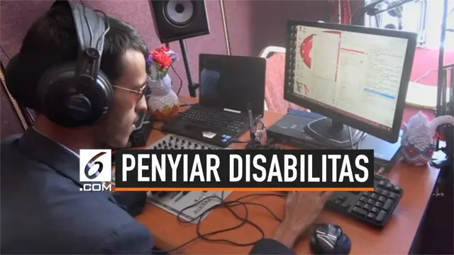 Seorang pria berhasil mematahkan stereotip dan menggapai mimpinya menjadi penyiar radio meski menyandang disabilitas. Ia bahkan menjadi penyiar radio disabilitas pertama di Sanaa, Yaman.