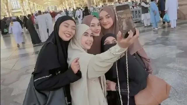 Momen Umrah Dinda Hauw, Dara Arafah, Anisa Rahma (credit: instagram/dindahw)