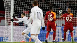Pemain Paris Saint-Germain Mauro Icardi (kiri) merayakan setelah mencetak gol ke gawang Galatasaray pada pertandingan Grup A Liga Champions di Stadion Parc des Princes, Paris, Prancis, Rabu (11/12/2019). PSG menang 5-0. (AP Photo/Christophe Ena)