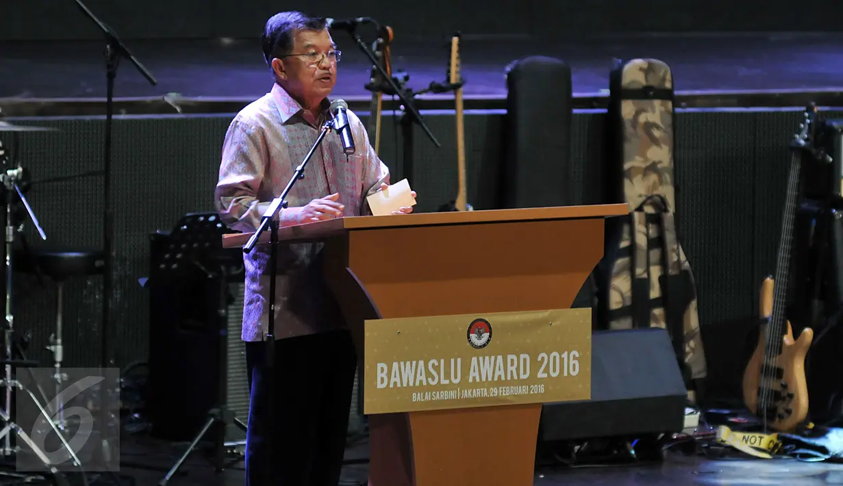 Wapres Jusuf Kalla memberikan sambutan dalam acara Bawaslu Award, Jakarta, Senin (29/2/2016). Bawaslu Award diberikan kepada individu atau lembaga yang secara konsisten bekerja dan berpartisipasi dalam mensukseskan Pilkada 2015.(Liputan6.com/JohanTallo)