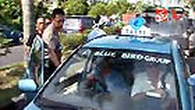 Ratusan sopir taksi lokal di Bali menggelar sweeping terhadap taksi Blue Bird. Mereka menuntut pencabutan izin operasi taksi Blue Bird di Bali. Puluhan taksi Blue Bird dirusak.