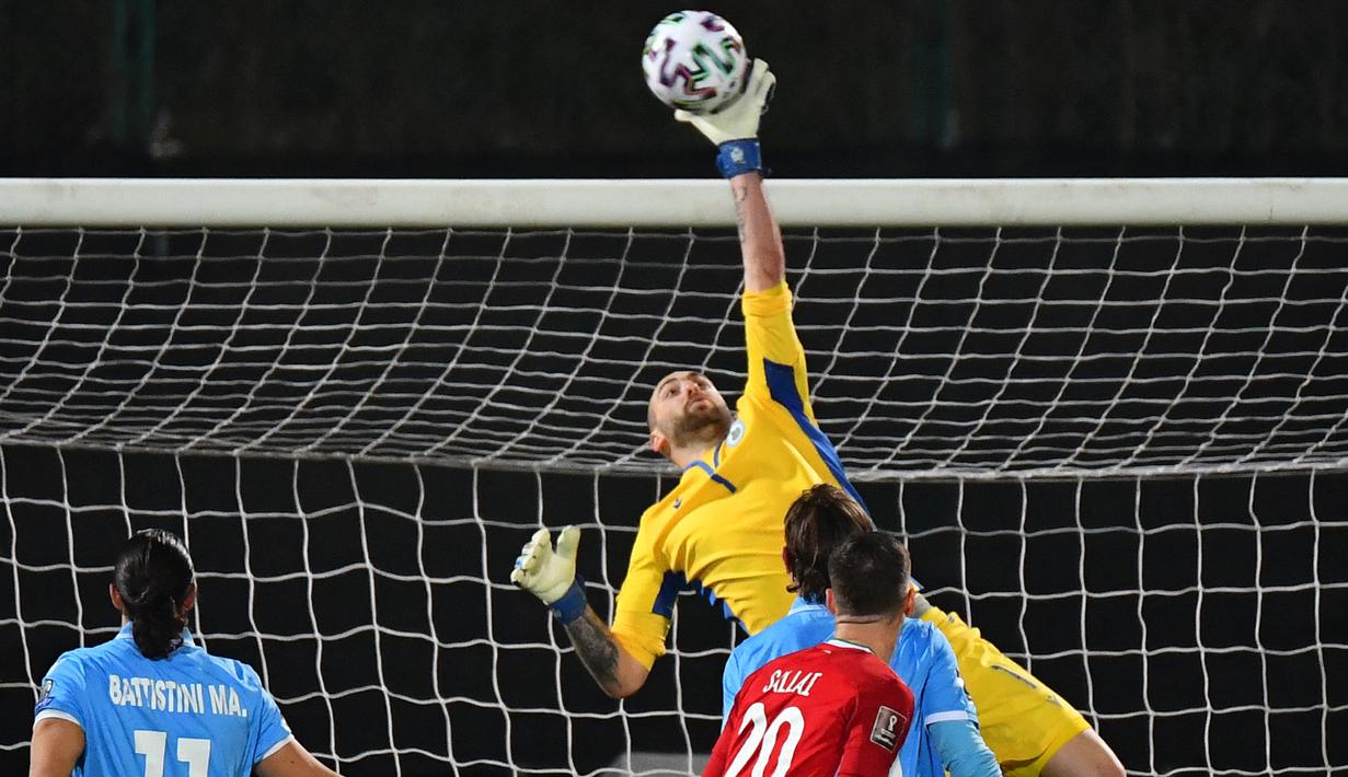 Elia Benedettini. Kiper San Marino berusia 26 tahun yang kini memperkuat Cesena, mencatat 56 kali saves dan kebobolan 44 gol dari total 9 laga di Kualifikasi Piala Dunia 2022 Grup I. Tanpa mengoleksi poin dari 10 laga, San Marino berada di posisi ke-6 alias juru kunci. (AFP/Andreas Solaro)