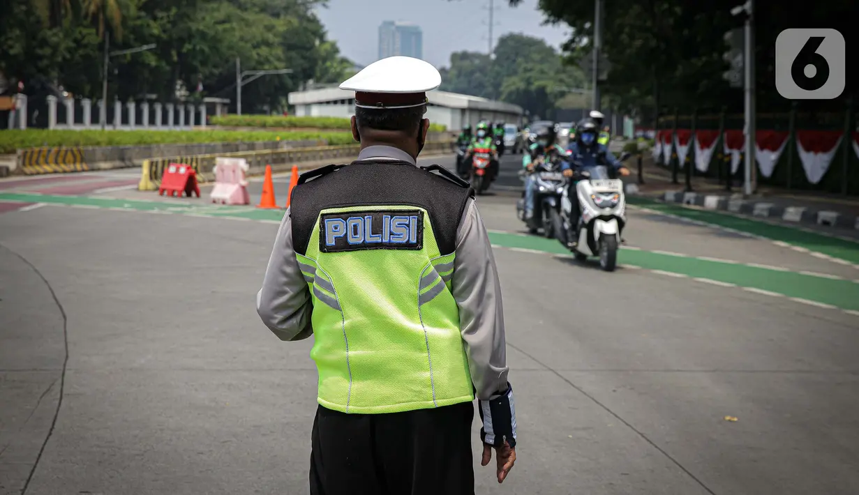 Petugas kepolisian mengawasi kendaraan yang melintasi titik pemeriksaan ganjil-genap Bundaran Senayan, Jakarta, Kamis, (26/8/2021). Mulai 26 sampai 30 Agustus, ganjil genap hanya berlaku di 3 ruas jalan Jakarta yakni, Jalan Sudirman, MH Thamrin, dan HR Rasuna Said. (Liputan6.com/Faizal Fanani)