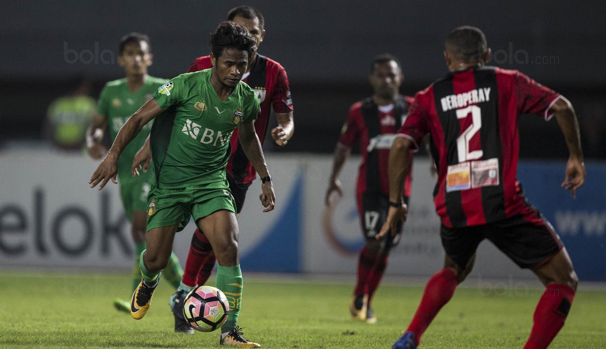 Penyerang Bhayangkara FC, Ilham Udin Armaiyn, berusaha melewati pemain Persipura pada laga Liga 1 Indonesia di Stadion Patriot, Bekasi, Sabtu (9/9/2017). Bhayangkara FC menang 2-1 atas Persipura. (Bola.com/Vitalis Yogi Trisna)