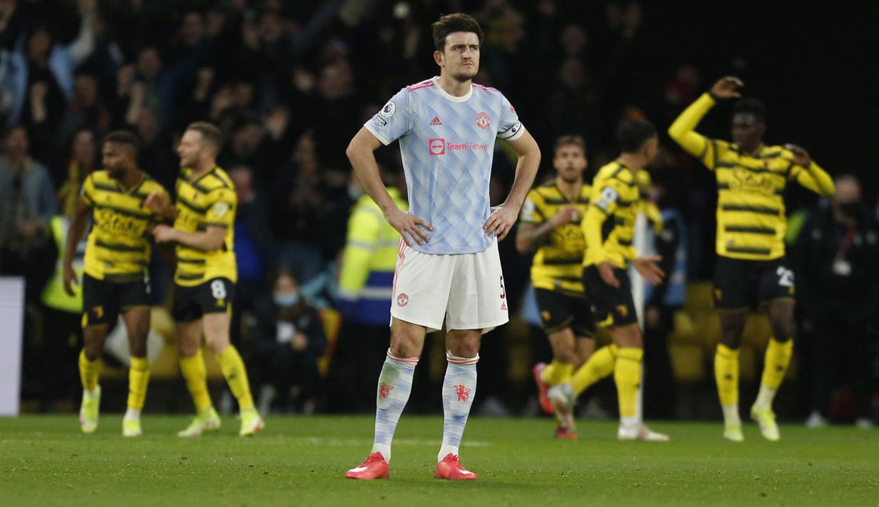 1-4. Kekalahan 1-4 dari tuan rumah Watford di pekan ke-12, 20 November 2021 menjadi laga terakhir MU ditangani Ole Gunnar Solskjaer yang dipecat keesokan harinya. Meski menguasai laga, MU kebobolan oleh gol-gol Joshua King, Ismaila Sarr, Joao Pedro dan Emmanuel Dennis. (AFP/Ian Kington)