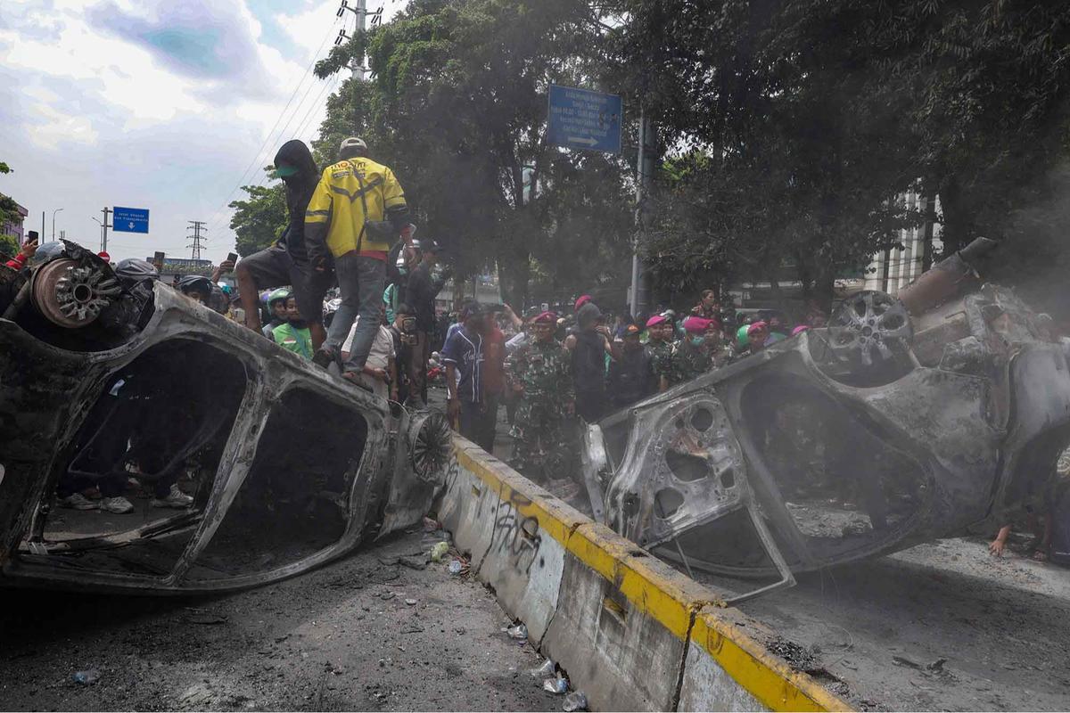 FOTO: Warga Ambil Bangkai Mobil Usai 10 Kendaraan Dibakar di Depan Mako Brimob Kwitang