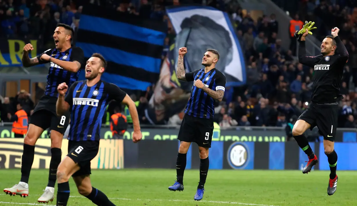 Pemain Inter Milan, Mauro Icardi (dua kanan) bersama rekan-rekannya merayakan kemenangan atas AC Milan pada laga Serie A di Stadion San Siro, Milan, Italia, Minggu (21/10). Gol tunggal Icardi membawa Inter menang atas AC Milan. (AP Photo/Antonio Calanni)