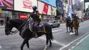 Polisi berkuda melakukan patroli di Times Square, New York, Amerika Serikat, Minggu (9/8/2020). Menurut Center for Systems Science and Engineering (CSSE) di Universitas Johns Hopkins, jumlah kasus COVID-19 di Amerika Serikat melampaui angka 5 juta pada Minggu (9/8). (Xinhua/Wang Ying)