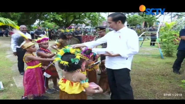 Anak-anak menyambut Presiden dengan menari. Presiden dan Iriana, secara spontan mengikuti tarian tersebut. Kemudian Presiden melanjutkan kunjungan ke Gedung Graha, untuk mengisi seminar anti narkoba yang diikuti para siswa SMP.