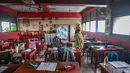 Petugas pemadam kebakaran melakukan pengecekan ruang kelas saat di SDN Srengseng sawah 04, Jakarta Selatan, kamis, 06 Agustus 2026. (KLY/ Arie Basuki)